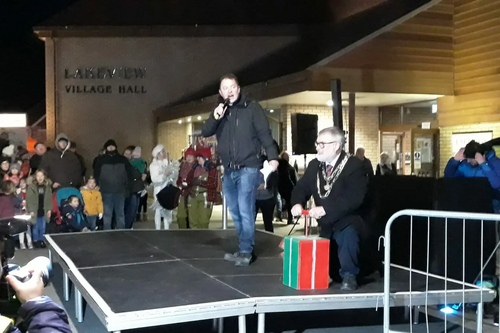 Mayor Dave Hodgson turns on the Wixams Christmas Lights