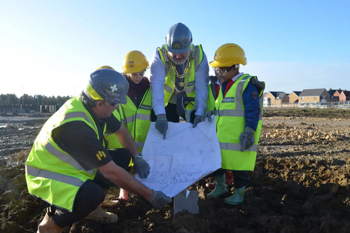 Mayor Dave Hodgson shows children from Wootton Lower School the plans for the school's new Fields Road extension site